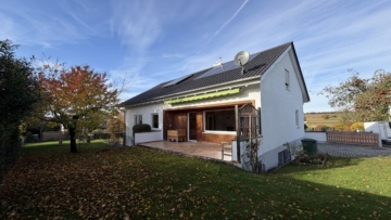 Einfamilienhaus mit Wohnen im Souterrain und großem Garten, 85114 Buxheim, Haus