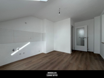 Renovierte drei Zimmer Dachgeschosswohnung, 85049 Ingolstadt, Dachgeschosswohnung